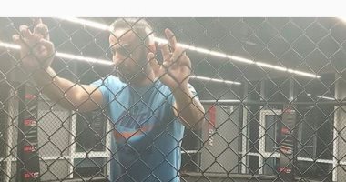 أحمد فهمي بصورة من استعدادته لأحد أعماله.. وهنا الزاهد تعلق:فى حاجة يا أحمد