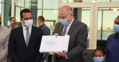 صور ..محافظ قنا يكرم الطفلة حنين ابنة قرية المخادمة لتميزها فى الرسم