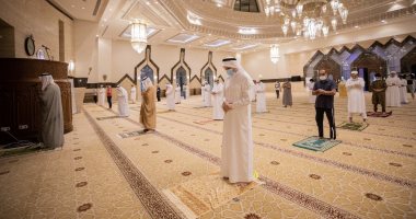 فيديو.. أول صلاة بعد إعادة فتح المساجد بالإمارات وسط إجراءات وقائية