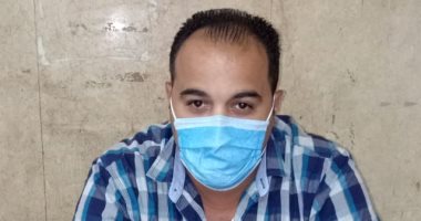 "سيد" يشارك صورته بالكمامة خلال عمله بمكتب بريد المنيرة الجديدة