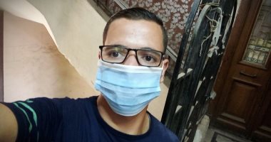 " الدسوقى" يشارك صورته بالكمامة خلال عمله بأحد مصانع الملابس فى المنيا 