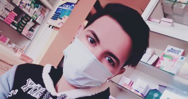 "محمد" يشارك صورته بالكمامة خلال عمله كمساعد صيدلى فى محافظة البحيرة