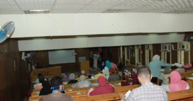 طلاب الفرقة الرابعة جامعة المنصورة يؤدون الامتحانات وسط إجراءات وقائية.. صور