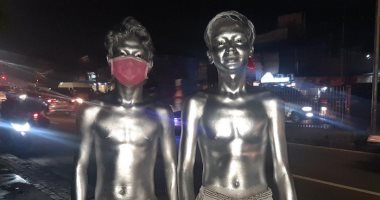 "الرجال الفضيون" .. متسولون جدد يظهرون فى إندونسيا .. اعرف حكايتهم