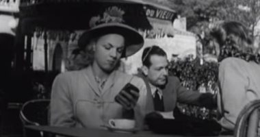 فيلم فرنسى تنبأ بالهاتف الذكى والتكنولوجيا الحديثة منذ 70 سنة (صور)
