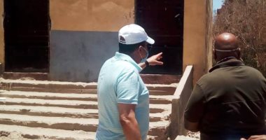 محافظ أسوان يأمر بتغطية بالوعات الصرف بطريق السادات وإزالة التعديات