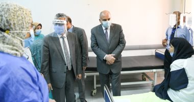 محافظ قنا يطمئن على الطالبات المصابات فى حادث سير بنقادة.. صور