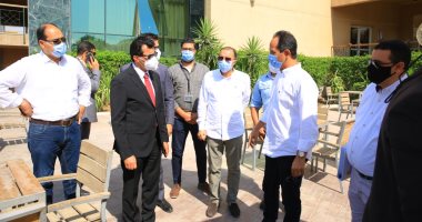 صور.. وزير الرياضة يقوم بجولة تفقدية بنادى وادى دجلة