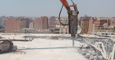 محافظة القاهرة تزيل 8 أدوار مخالفة بعقار 14 طابقا بعين شمس.. صور