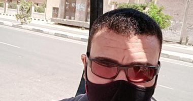 "محمد" يشارك بصورة له بالكمامة خلال العمل التزاما بالإجراءات الوقائية