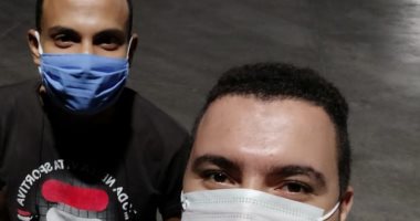 مايكل و عادل يشاركان بصورة لهما بالكمامة فى العمل التزامهما بالإجراءات الوقائية