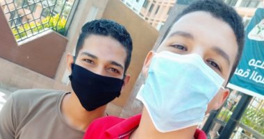 عبد الرحمن و  مصطفى يشاركان بصورتهما بالكمامة ملتزمان بالإجراءات الوقائية