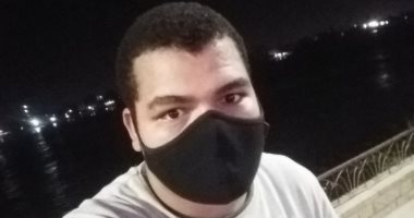 "محمود" يشارك بصورته وقت العمل بالكمامة ملتزما بالإجراءات الوقائية