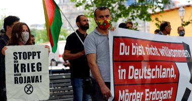 "أردوغان قاتل".. الأكراد يتظاهرون أمام "الخارجية الألمانية" رفضا لزيارة أوغلو.. صور