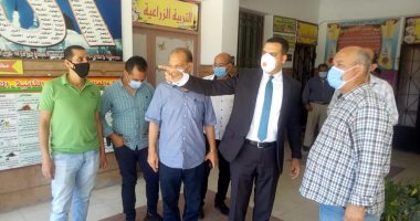 بالكمامة .. نائب محافظ بورسعيد فى لجان الثانوية العامة لمتابعة الطلاب (صور)