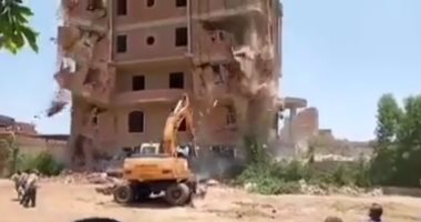 انهيار عقار مخالف على حفار في الجيزة.. شاهد ما حدث للسائق..صور وفيديو