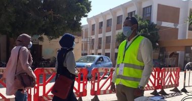 صور.. فريق شبابى ينظمون دخول وخروج طلبة الثانوية العامة بالأقصر
