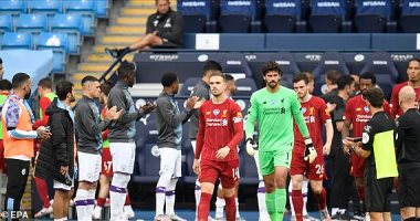 ممر شرفي للاعبو ليفربول أبطال البريميرليج قبل لقاء مانشستر سيتي