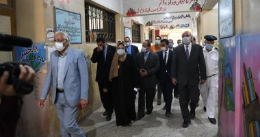 صور.. محافظ قنا يتابع تطبيق الإجراءات الاحترازية بلجان الثانوية العامة