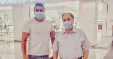 وزير المالية يتجول بملابس كاجوال وبدون حراسة فى أحد المولات الكبرى.. صورة