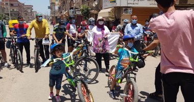 رئيس مدينة بسيون تُشارك الشباب فى ماراثون للدراجات وتوزيع الكمامات 