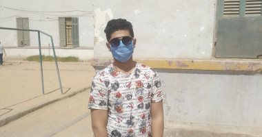 التزاما بالاجراءات الوقائية عمرو يشارك بصورته بالكمامة فى المدرسة 