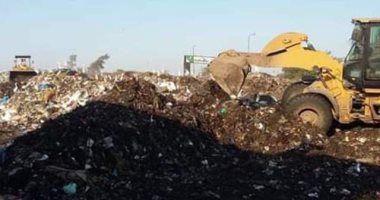 رفع كميات من القمامة بالمقالب العشوائية بههيا بالشرقية.. صور