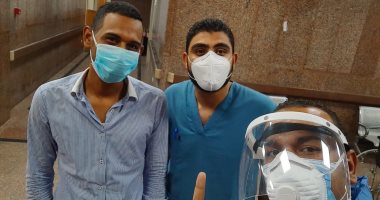  صور.. خروج 16 حالة بعد شفائهم من فيروس كورونا بمستشفى الأقصر العام