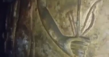نقوش بطلمية داخل حفرة تنقيب عن الآثار أسفل منزل في إسنا جنوب الأقصر.. صور