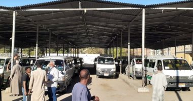 أسوان تتابع تنفيذ تحويل سيارات "الكبود" لميكروباص فى طريق النفق الكرور