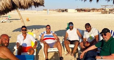 فرقة "علاء الدين" على البحر.. أحمد عز والهواري يستعدان لإعادة عرض المسرحية