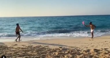 شاهد.. مباراة "راكيت" عائلية تجمع شريف إكرامي ورمضان صبحى على الشاطئ