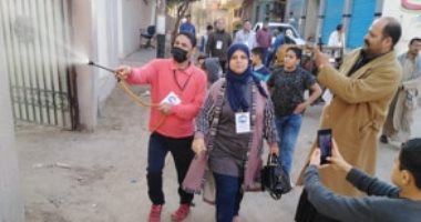 أهالى الحسينية بمحافظ الشرقية يطهرون الشوارع ضد فيروس كورونا