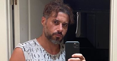 قصة شعر ونيولوك مختلف.. أحمد السعدنى فى أحدث صورة له من منزله