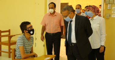 صور.. رئيس جامعة الأقصر يتفقد الكليات للاطمئنان على سير الامتحانات