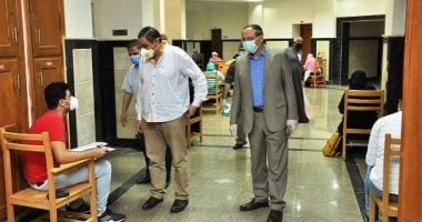 رئيس جامعة كفرالشيخ يتفقد لجان كليتى الصيدلة والتمريض.. صور
