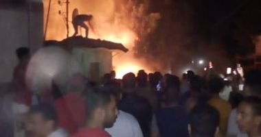 صور.. حريق بكشك كهرباء بقرية القيراطيين بأوسيم