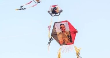 فيها حاجة حلوة.. طائرات ورقية بصور الشهيد أحمد المنسى تحلق فى سماء المحلة