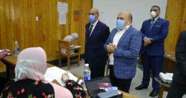 رئيس جامعة المنيا: تطبيق الإجراءات الاحترازية وتوزيع المياه المعدنية على الطلاب