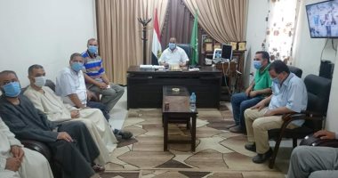 صور.. رئيس مركز كفر صقر يجتمع برؤساء الوحدات ومتعهدى السويقات لفتحها 