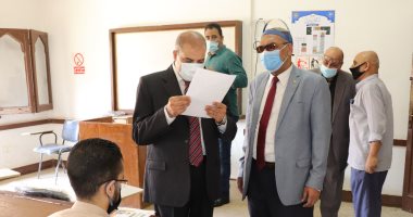 رئيس جامعة الأزهر يتفقد لجان امتحانات الفرق النهائية ويشيد بالإجراءات الوقائية