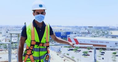 "محمد" يشارك صحافة المواطن صورته بالكمامة فى موقع العمل بالتجمع الخامس
