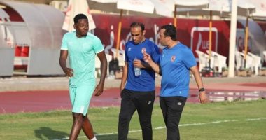 سيد عبد الحفيظ يجتمع مع أجاي على هامش مران الأهلي.. صورة