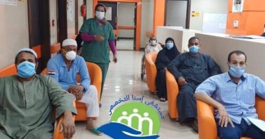 تعافى 8 حالات من فيروس كورونا وخروجهم من مستشفى إسنا للعزل.. صور
