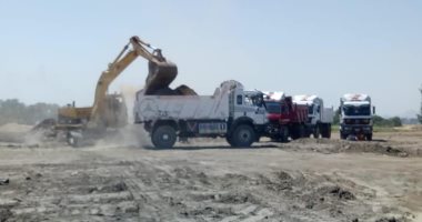 صور.. إدارة حماية النيل بالأقصر ترفع 2000 متر مخلفات 