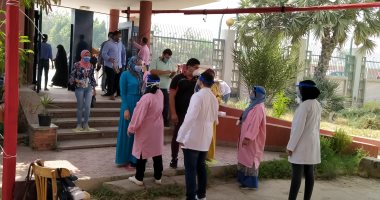 صور .. رئيس جامعة حلوان يتابع عمليات دخول طلاب الفرق النهائية الجامعة 