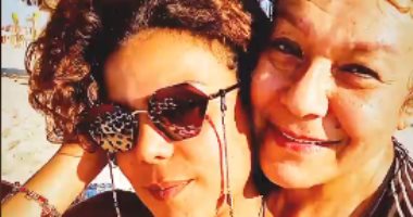 Hello summer.. ناهد السباعى تبدأ الصيف بصورة مع والدتها