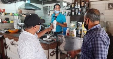 صور .. أصحاب مقاهى بورسعيد يوقعون إقرارات بتنفيذ الإجراءات الاحترازية