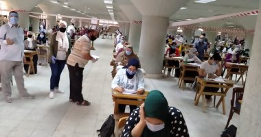 بدء امتحانات طلاب الفرق النهائية بآداب حلوان.. صور 
