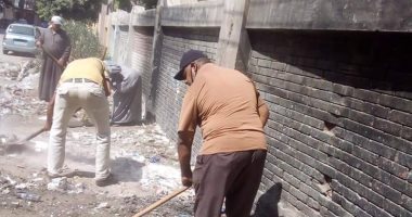 حملة نظافة لرفع تراكمات القمامة حى أول المحلة بالغربية.. صور